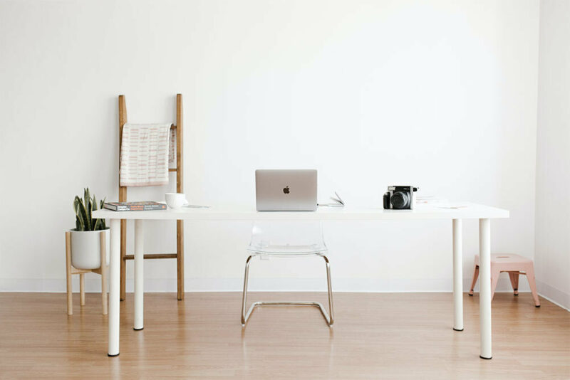 minimalist desk